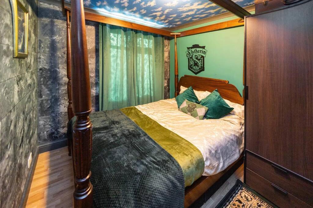 Hogwarts Hideaway Themed Property Watford  Exterior foto