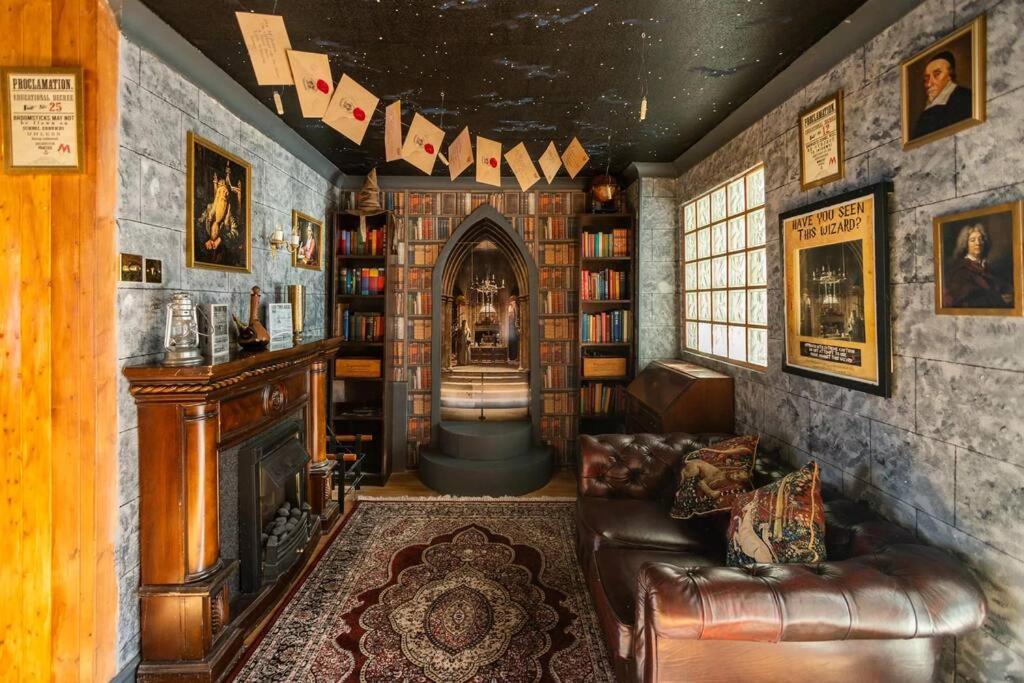 Hogwarts Hideaway Themed Property Watford  Exterior foto