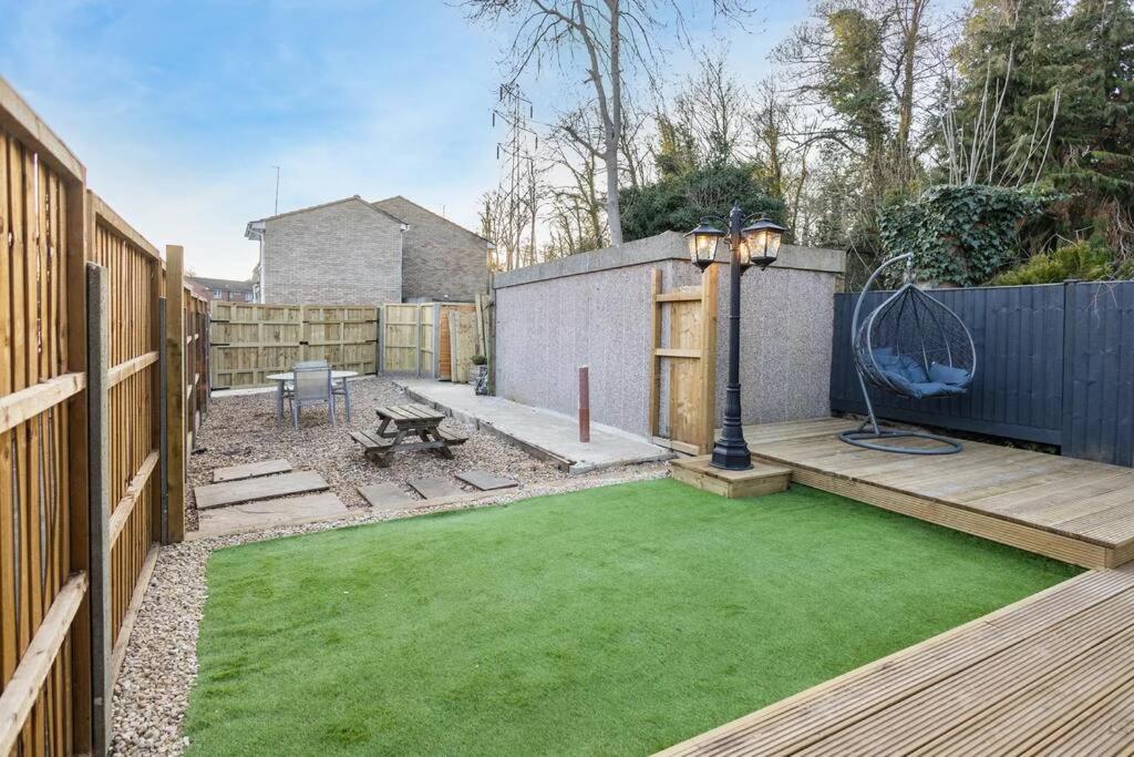 Hogwarts Hideaway Themed Property Watford  Exterior foto