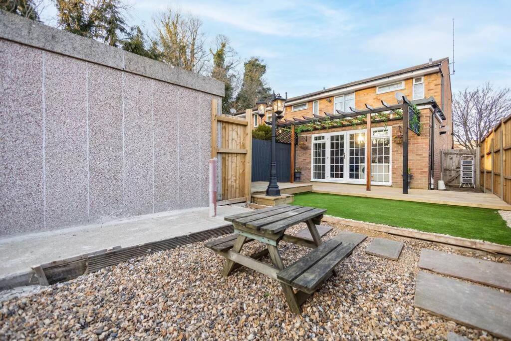 Hogwarts Hideaway Themed Property Watford  Exterior foto