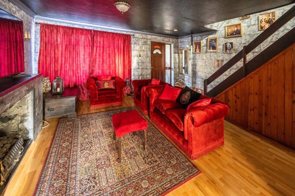 Hogwarts Hideaway Themed Property Watford  Exterior foto