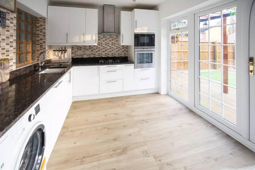 Hogwarts Hideaway Themed Property Watford  Exterior foto